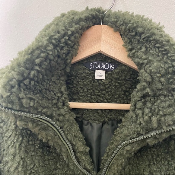 Francesca’s Nora Curly Fur Cropped Coat - Picture 4 of 6